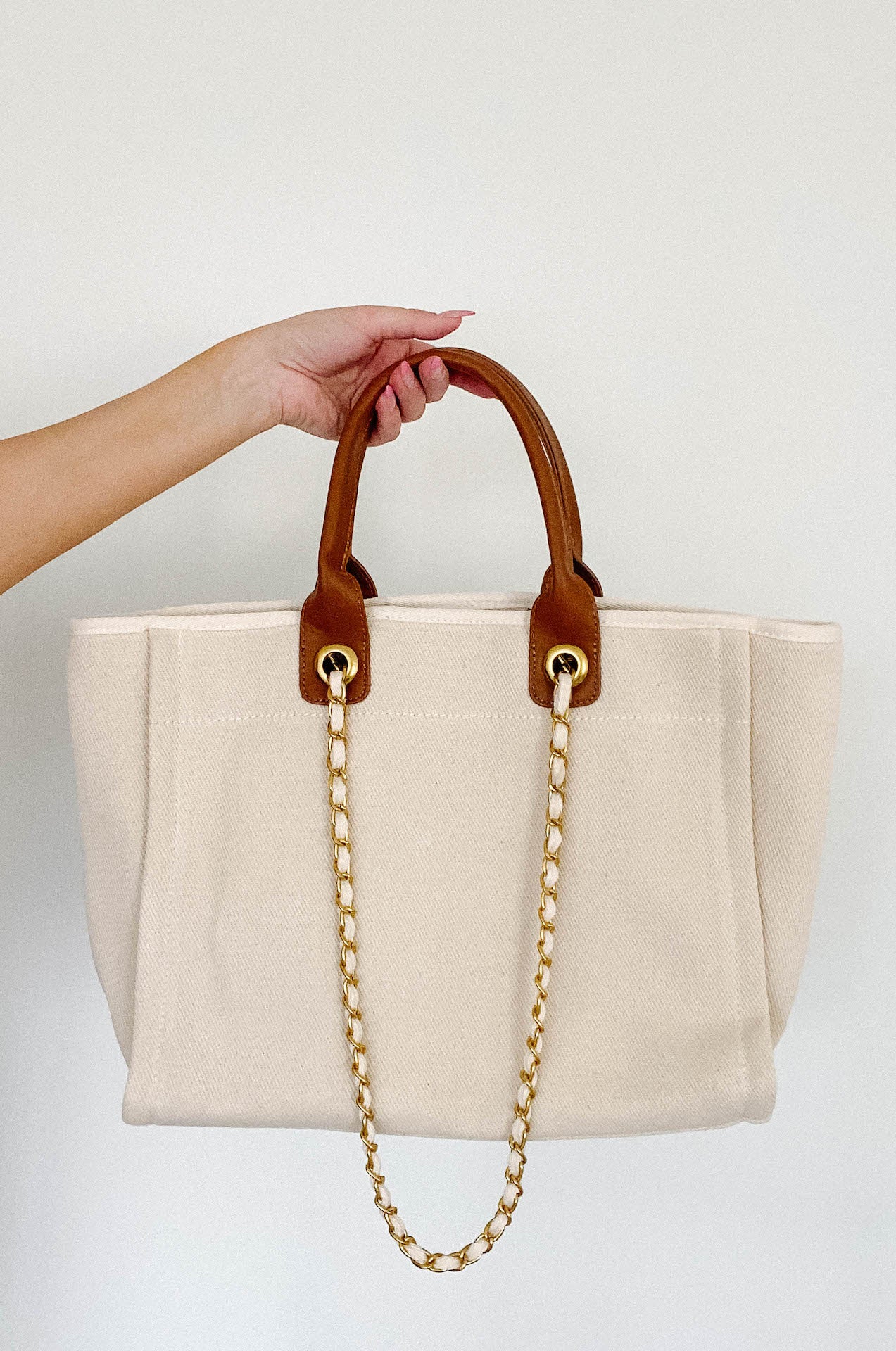 cream canvas tote hand bag with gold chain
