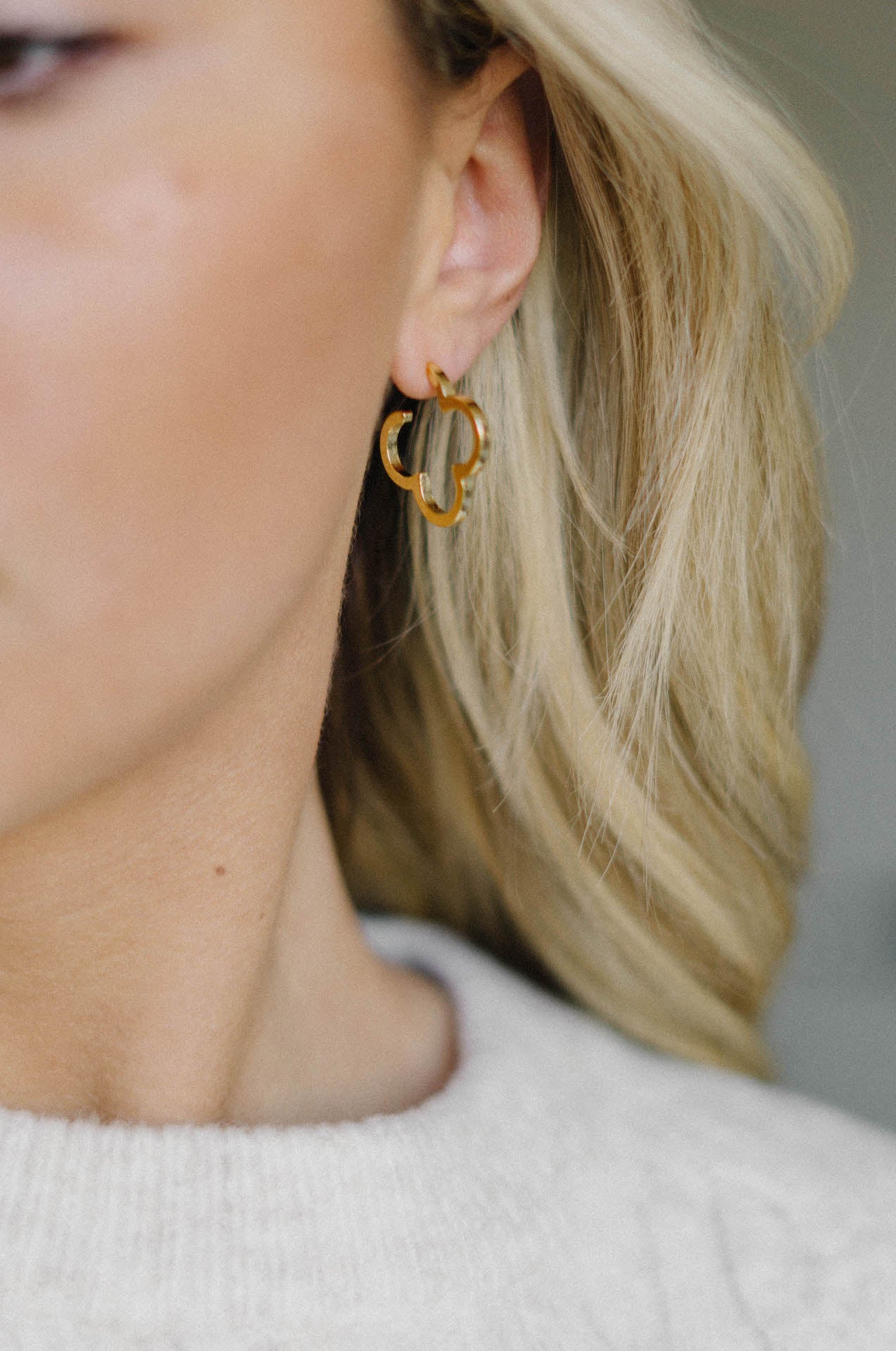 waterproof 14k gold clover flower hoop earrings