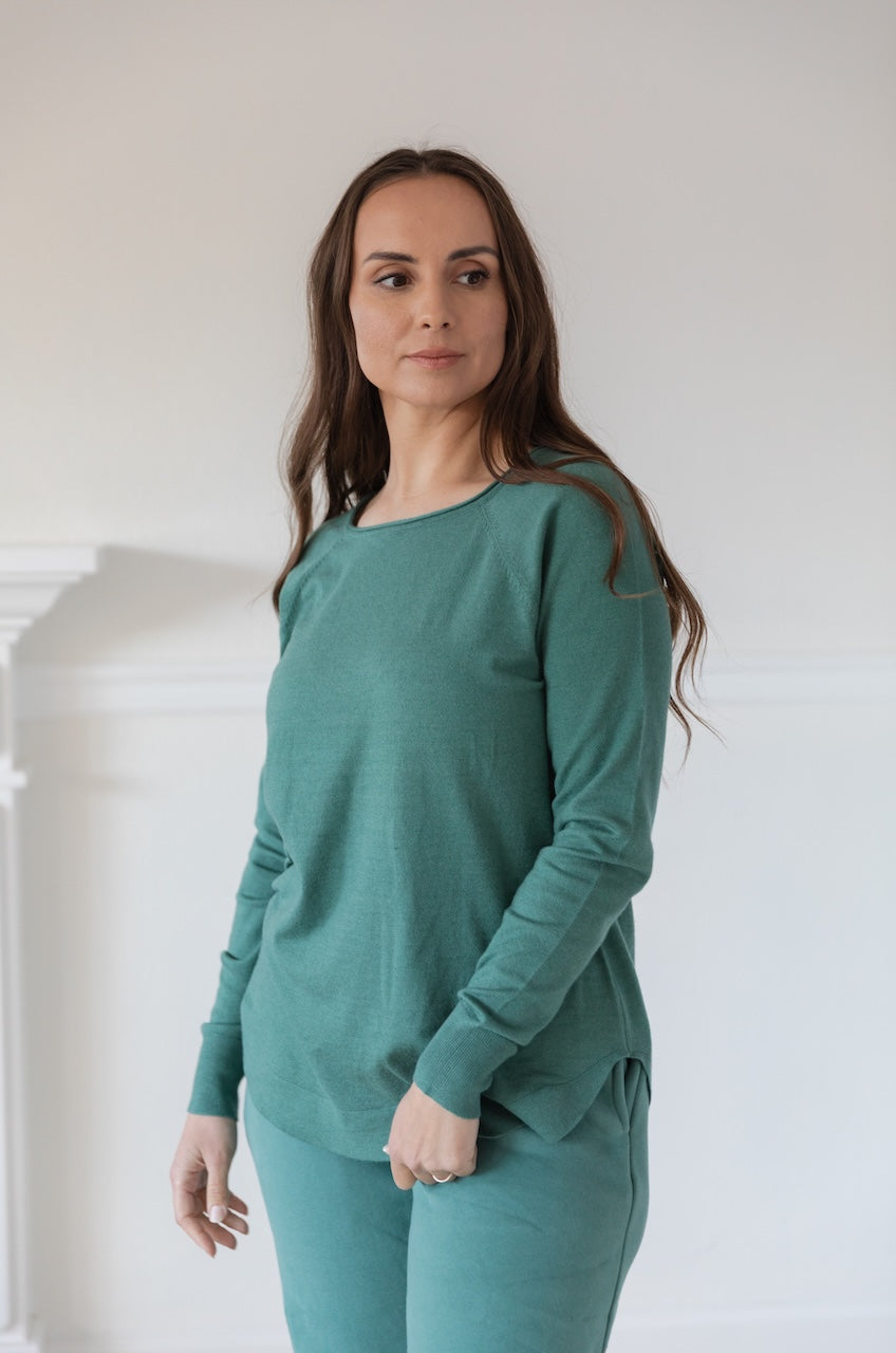 Woman wearing a green Pullover Sweater Long Sleeve Knit Top with a boat neckline