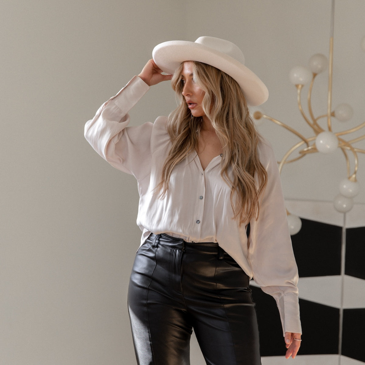 Blouse Satin Crème Camaïeu - Taille T2 - Sans Manches Col Benitier - Neuf Sans étiquettes