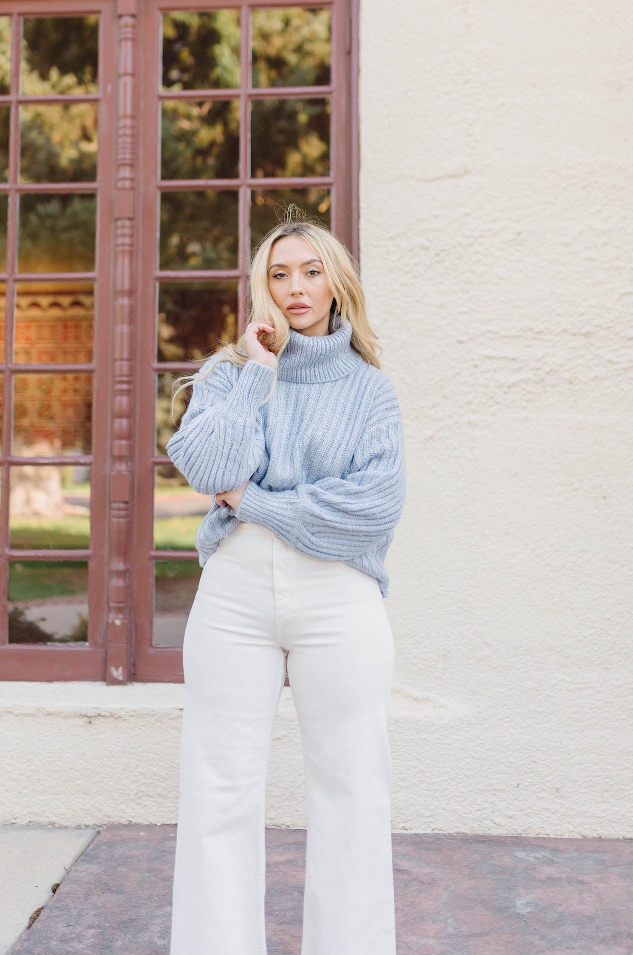 blue ribbed knitted turtleneck sweater with long sleeves