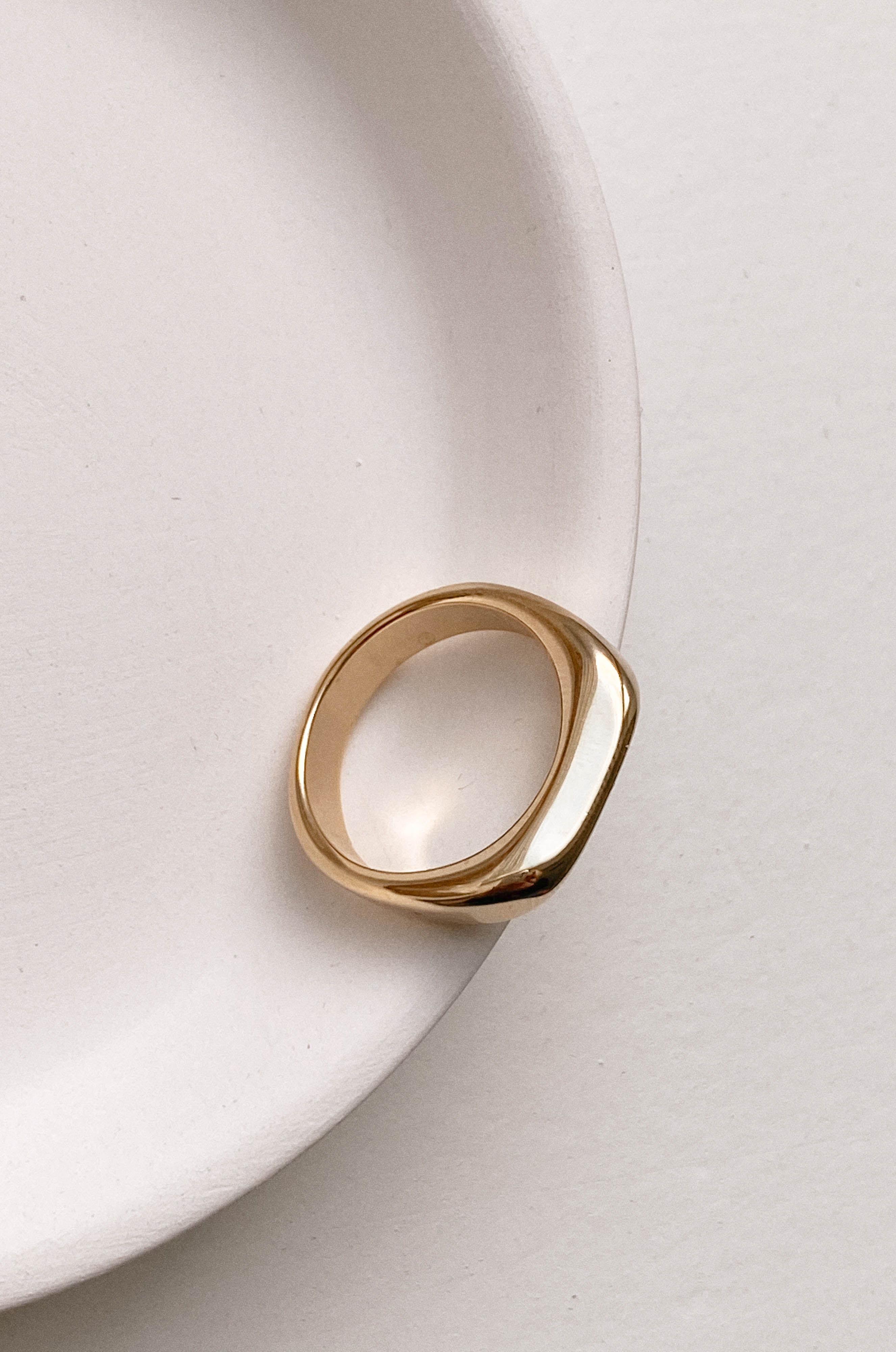 modern minimal classic gold ring in size 6